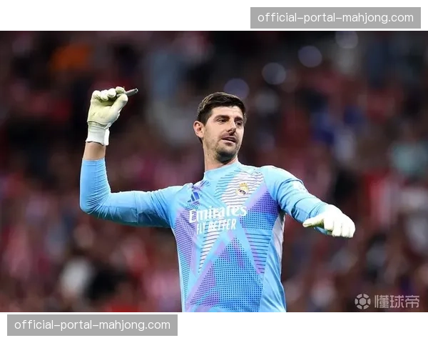 比赛因球迷向场内投掷杂物中断十分钟,主裁判警告可能取消比赛 比赛因球迷向场内投掷杂物中断十分钟,主裁判警告可能取消比赛