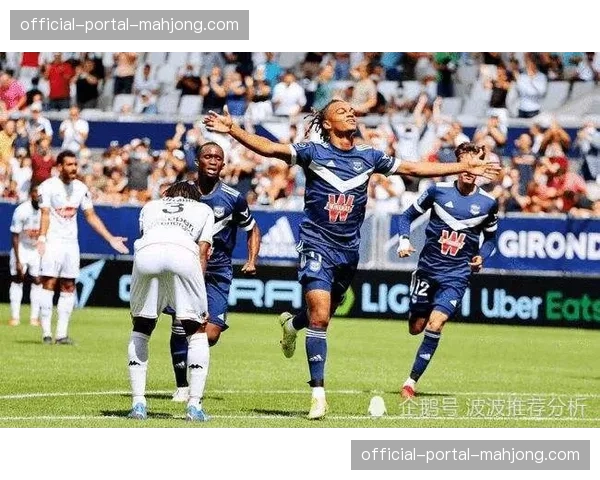 法甲：里昂2-0马赛，拉卡泽特倒钩破门锁定胜局