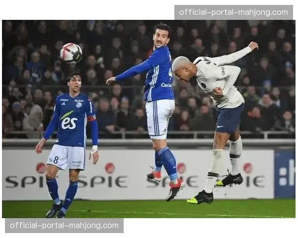 梅斯球员中场抢断后直塞助攻，客场取得领先