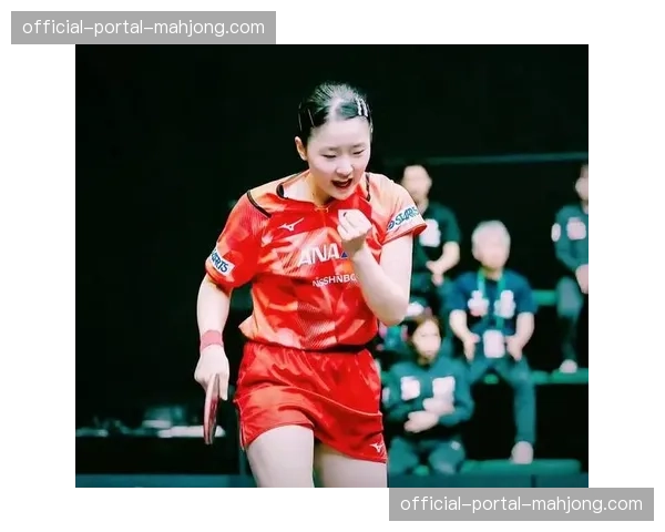 决定性瞬间：世界杯赛点争夺，选手在最后一个弯道的轮胎间距仅毫厘之差