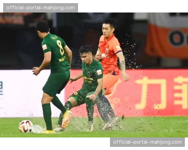 赛场镜头：雨战中，青岛西海岸教练手写战术纸条由工作人员传递入场