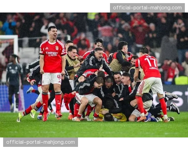 深度战术复盘：解析勒沃库森与法兰克福比赛中，双方在中场肋部区域的激烈绞杀