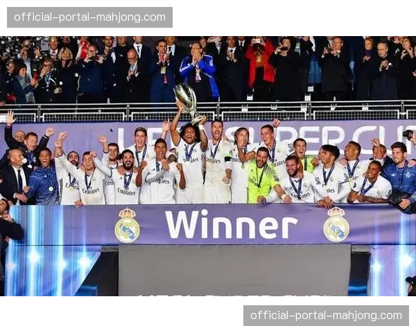 皇马伯纳乌球场座无虚席，球迷高唱队歌助威